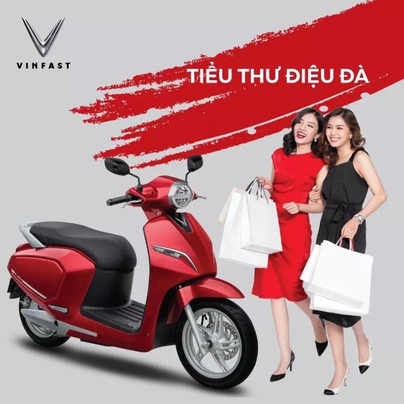 Đèn pin cầm tay chiếu sáng trong đêm tối, minh họa sự cần thiết của thiết bị này trong các tình huống khẩn cấp hoặc thiếu sáng